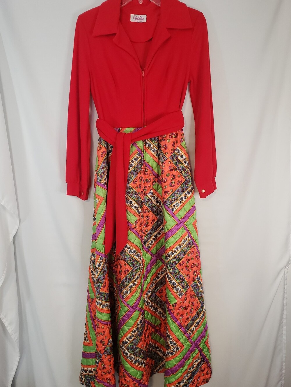 Vintage 1960s Evelyn Pearson Lounging Apparel Red Zip-Front ColorfulQuilted Robe